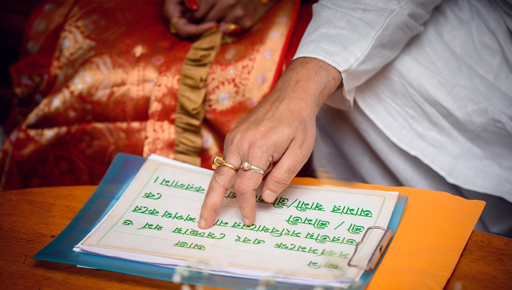 দীপঙ্কর আর দোলন যে সময়টায় শুরু করেছিলেন সে সময়ে লিভ-ইনের এতটা চল ছিল না। একে বয়সের এতটা ফারাক তার মধ্যে দোসর লিভ-ইন। নানা সমালোচনার সম্মুখীন হতে হয়েছিল ওঁদের। দীপঙ্কর তখন প্রতিষ্ঠিত অভিনেতা আর দোলন সবে কেরিয়ার শুরু করেছেন। শুনতে হয়েছিল নানা কটূ কথা। ইন্ডাস্ট্রির ভেতরেও তখন হাজারো গসিপ।