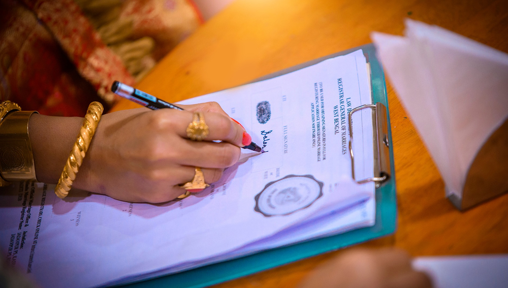 আর সে জন্যই বোধহয় ২২ বছরের দীর্ঘ সম্পর্ক পেল পরিণতি। এক শীতের রাতে সকলের অগোচরে আইনি ভাবে বাঁধা পড়লেন দীপঙ্কর দোলন।