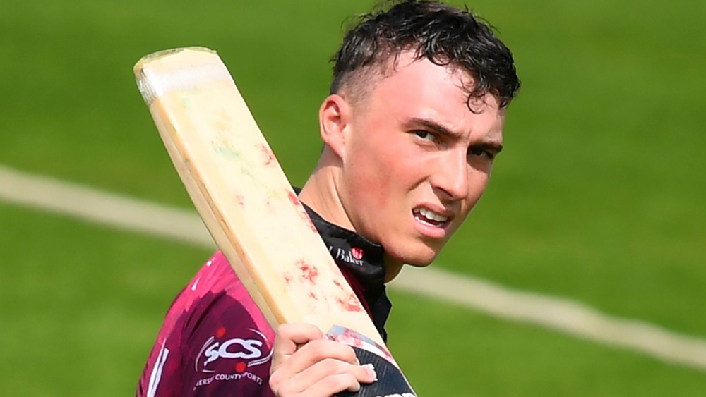 টম ব্যান্টন হলেন ইংল্যান্ডের উইকেটকিপার ব্যাটসম্যান। গত মরসুমে ঘরোয়া টি২০ প্রতিযোগিতায় ১৩ ম্যাচে ৫৪৯ রান করেছিলেন। স্ট্রাইক রেট ছিল ১৬০ রানেরও বেশি! প্রতিযোগিতার দ্বিতীয় সর্বাধিক রান সংগ্রহকারী ছিলেন তিনি। সমারসেটের হয়ে কেন্টের বিরুদ্ধে এক ম্যাচে ৫১ বলে সেঞ্চুরিতেও পৌঁছে গিয়েছিলেন।