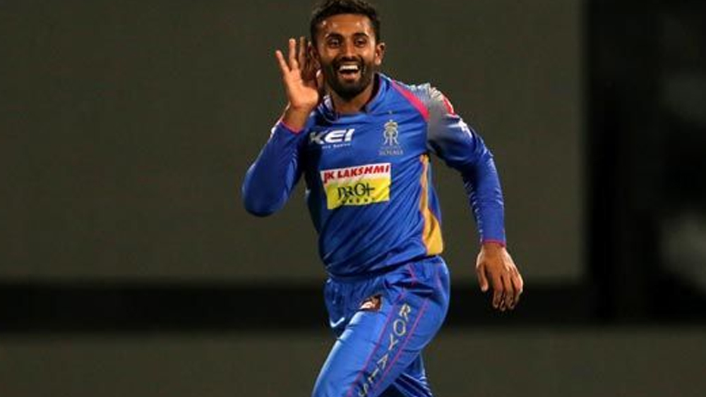 ২০১৯ সালের আইপিএলে ২৬ বছর বয়সি নিয়েছিলেন ২০ উইকেট। ছিলেন দলের এক নম্বর স্ট্রাইক বোলার। পাশাপাশি, লোয়ার অর্ডারে ভাল ব্যাটও করতে পারেন তিনি। এমন বোলারের খোঁজেই কিন্তু আছে ভারতীয় টিম ম্যানেজমেন্ট। যে বিশেষজ্ঞ বোলার চার ওভার হাত ঘোরানোর পর ব্যাটেও ভরসা দেবে। গোপাল কিন্তু সেটা পারেন।