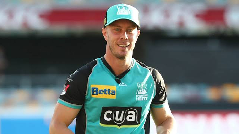 ক্রিস লিন গত ডিসেম্বরে আইপিএল নিলামের শুরুতে অবিক্রিত ছিলেন। শেষ পর্যন্ত দুই কোটি টাকায় তাঁকে নেয় মুম্বই ইন্ডিয়ান্স। চার বারের চ্যাম্পিয়ন মুম্বইয়ের দলের ওপেনিংয়ে দেখা যাবে ২৯ বছর বয়সিকে। অস্ট্রেলিয়া দলে তৃতীয় ওপেনার হিসেবে নিজের জায়গা পাকা করতে এই প্রতিযোগিতাকে ব্যবহার করতে চাইছেন তিনি।