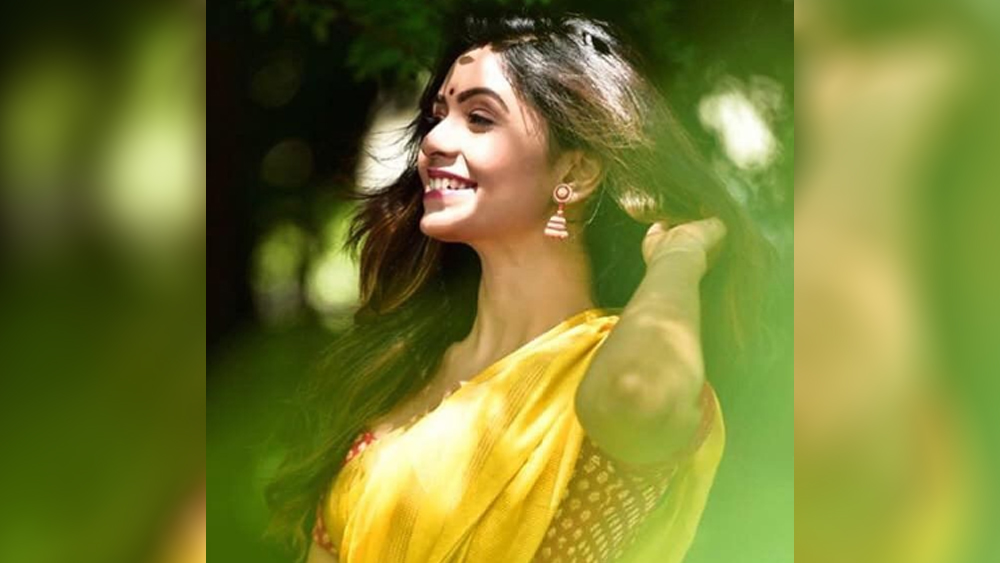 সরস্বতী পুজোর দিন অন্য কোনও রং নয়, হলুদ শাড়িতেই সাজলেন ঋতাভরী। এলোকেশী সাজে ঋতাভরীর এই লুক ইতিমধ্যেই ব্যাপক সাড়া ফেলেছে সোশ্যাল মিডিয়ায়।