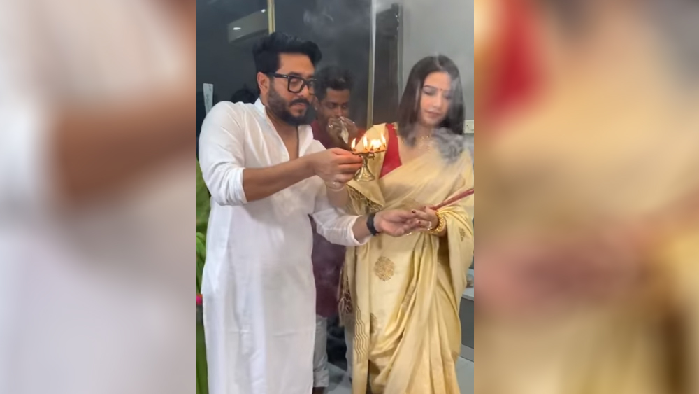 রাজের অফিসেও ছিল বাগদেবীর পুজোর আয়োজন। সেখানে হাজির স্ত্রী শুভশ্রী। দেবীর আরতি সারলেন রাজ-শুভশ্রী নিজেই। পুজোর জোগানে ব্যস্ত শুভশ্রী। পুজোর ভিডিও শেয়ার করেছেন রাজ নিজের ফেসবুক পেজে। হলুদ নয়, গোল্ডেন শাড়িতে সেজেছেন শুভশ্রী। সেখানে রাজ-শুভশ্রীর পরিবারের সদস্যরা ছাড়াও উপস্থিত ছিলেন টলিপাড়ার অনেক কলাকুশলী।