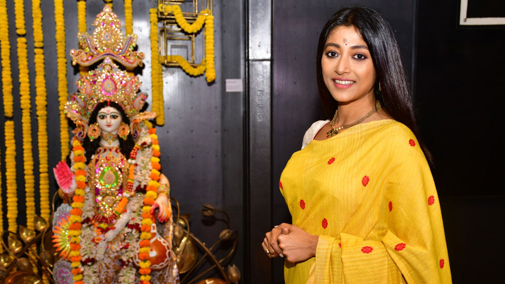 শ্রীবেঙ্কটেশ ফিল্মসের দফতরেও ছিল সরস্বতী পুজোর আয়োজন। সেখানে উপস্থিত ছিলেন পাওলি দাম। পরনে হলুদ হ্যান্ডলুম আর ন্যুড মেকআপে পাওলির সাজ বেশ নজরকাড়া।