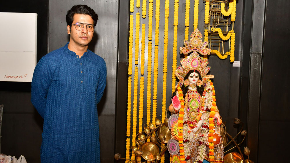 শ্রীবেঙ্কটেশ ফিল্মসের অফিসে বুধবার উপস্থিত ছিলেন অনির্বাণ ভট্টাচার্য। নীল রঙের পাঞ্জাবিতে অনির্বাণের সাজেও ছিল সাবেক ছোঁয়া।