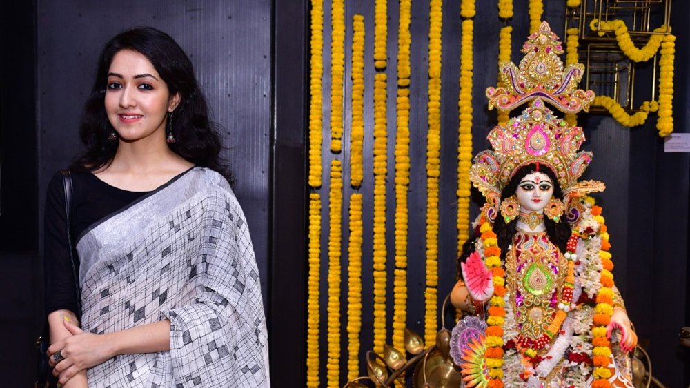 সেখানে উপস্থিত ছিলেন অমৃতাও। তবে বাকিদের মতো হলুদ নয়, সাদা-কালো চেক লিনেন শাড়িই ছিল অমৃতার পরনে।