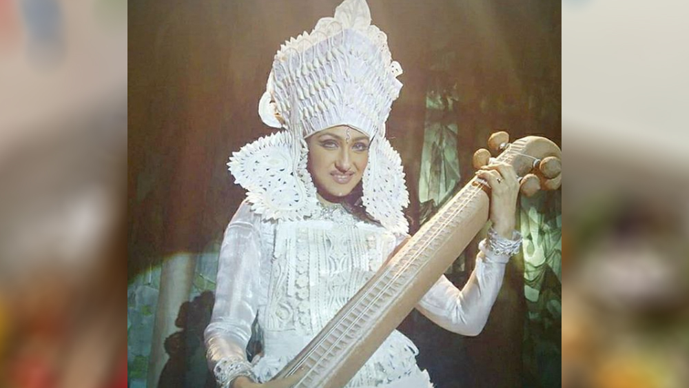 ঋতুপর্ণাও আজ সাজলেন সরস্বতী রূপে। পরনে ডাকের সাজ, হাতে বীণা। এ দিন বাগদেবী সাজে নিজের ছবি তিনিও শেয়ার করলেন সোশ্যাল মিডিয়ায়।