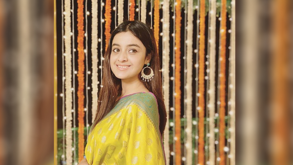 বাগদেবীর আরাধনায় দর্শনার সাজেও ছিল হলুদের ছোঁয়া। পরনে চওড়া বেনারসি পাড় যুক্ত হলুদ সিল্কের শাড়ি। শাড়ি জুড়ে গোল্ডেন জরির মোটিফ। খোলা চুল আর গোল্ডেন কানবালিতে দর্শনার এই পুজো স্পেশাল লুক সত্যিই নজরকাড়া।