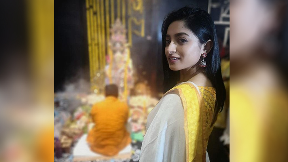 এ দিন ইশার পরনেও ছিল শাড়ি। হলুদ বর্ডার যুক্ত সাদা শিফন শাড়িতে দেবী আরাধনায় ব্যস্ত ইশা। কানে ফুলেল মোটিফের ঝুমকো। তাঁর এই ছিমছাম সাজ বেশ সাড়া ফেলেছে সোশ্যাল মিডিয়ায়।