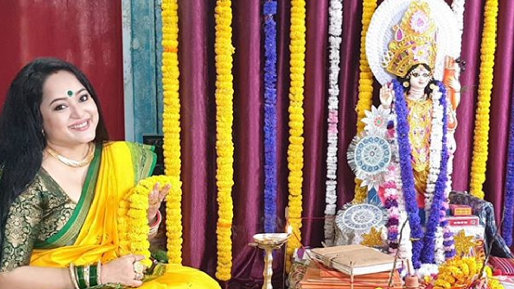 প্রত্যেকবারের মতো এ বারেও বাড়িতেই সরস্বতী পুজোর আয়োজন করেছিলেন অপরাজিতা আঢ্য। পরনে সবুজ পাড়ের হলুদ সিল্কের শাড়ি। বাগদেবীর আরাধনায় ব্যস্ত অপরাজিতা,শেয়ার করলেন সেই ছবি।