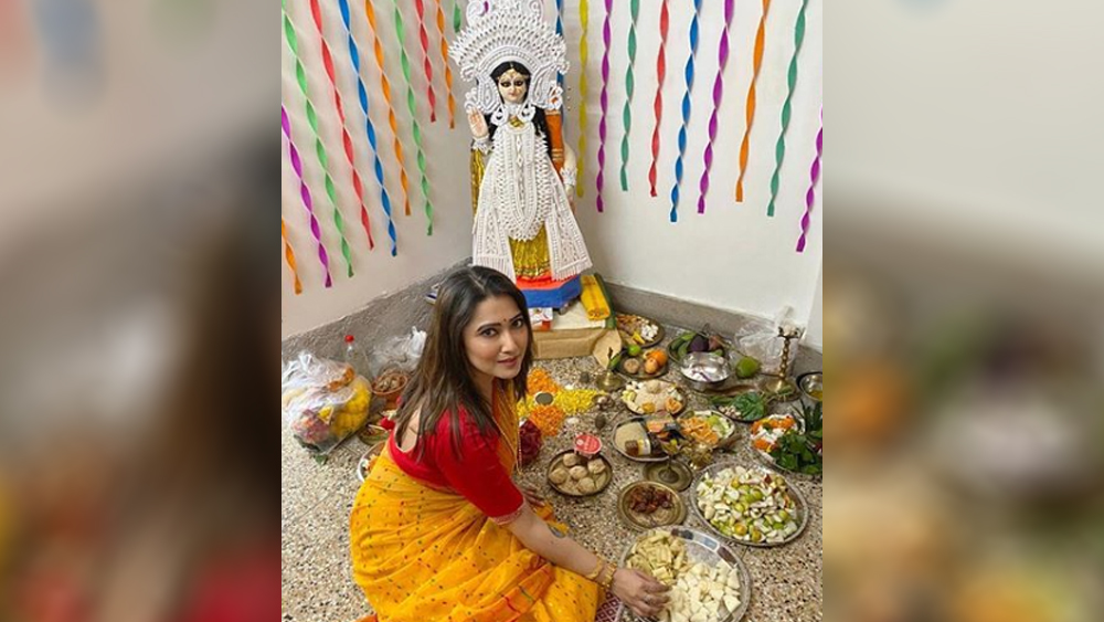 বাড়ির পুজোতে ব্যস্ত সম্পূর্ণা, সোশ্যাল মিডিয়ায় শেয়ার করলেন সেই ছবি। হলুদ ঢাকাই জামদানি আর সোনার গয়নাতেই পুজোর সাজে সেজেছেন সম্পূর্ণা।(ছবি: সোশ্যাল মিডিয়া)