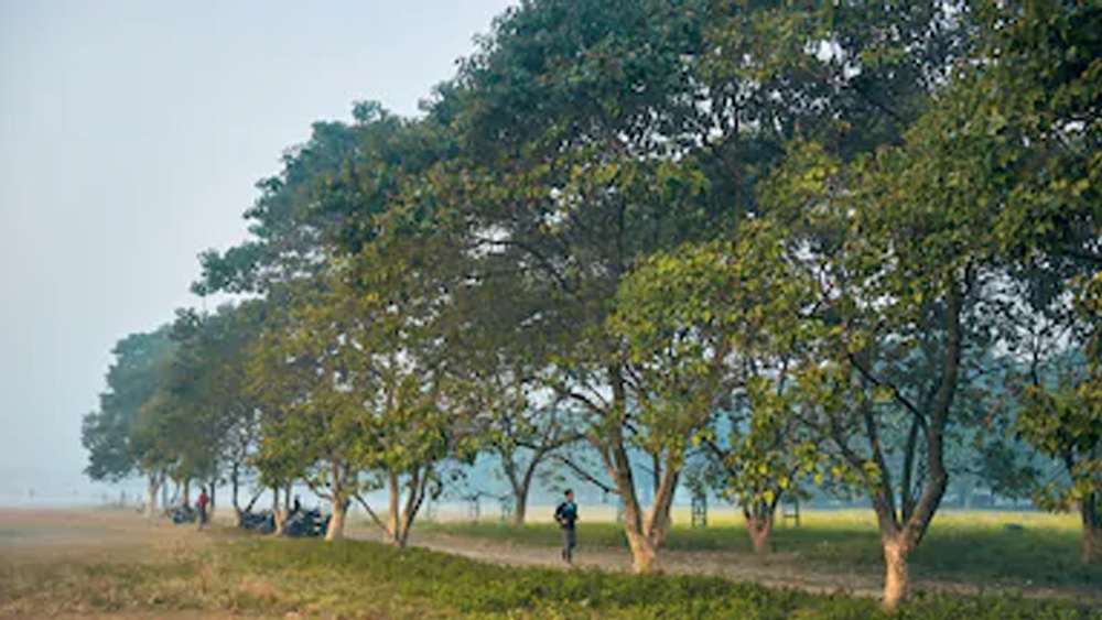 অতীতের জঙ্গলঘেরা জায়গা থেকে গড়ে ওঠা নতুন গড়ের মাঠ হয়ে ওঠে ব্রিটিশ ও ইউরোপীয়দের প্রিয় জায়গা। প্রান্তবাসীদের আগেই সরানো হয়ে গিয়েছিল। ক্রমে শ্বেতাঙ্গদের দাপটে সরে যেতে থাকেন বাঙালি ধনীশ্রেণিও। দেব পরিবার সরে যায় শোবাবাজারে। টেগোররা ভদ্রাসন করে জোড়াসাঁকো আর পাথুরিয়াঘাটায়। ঘোষালরা চলে যায় ভূকৈলাস, বা আজকের খিদিরপুরে।