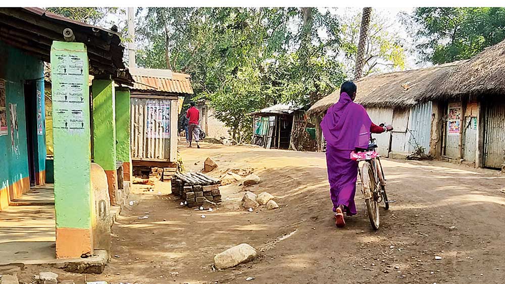 সুনসান শিকারপুর বাসস্ট্যান্ড এলাকা। নিজস্ব চিত্র। 