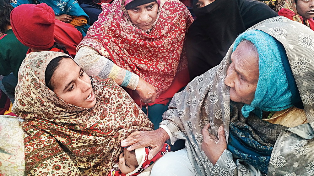 রেহানা খাতুনের কোলে ২৩ দিনের আশিয়ানা। পাশে ৯১ বছরের আসমা বিবি (ডান দিকে)। বৃহস্পতিবার শাহিনবাগে। ছবি: সোমা মুখোপাধ্যায়