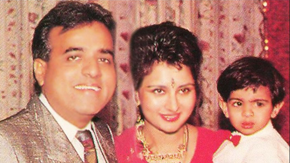 স্বল্প প্রেমপর্বের পরে ১৯৮৮ সালেই বিয়ে করেন অশোক-পুনম। তবে এই বিয়ের সিদ্ধান্ত নিয়ে সন্দিহান ছিলেন পুনমের ঘনিষ্ঠমহল। তাঁদের ধারণা ছিল পুনম খুব তড়িঘড়ি বিয়ের সিদ্ধান্ত নিয়েছেন। পরে তাঁদের ধারণা ঠিক বলে প্রমাণিত হয়েছিল। পুনমের দাম্পত্য সুখের হয়নি।