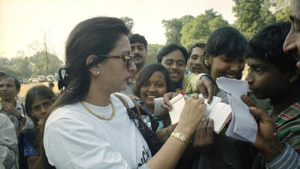 তবে দ্বিতীয়বার আর কাউকে বিয়ে করেননি পুনম। একাই বড় করেছেন দুই সন্তানকে। পাশাপাশি, বজায় রেখেছেন কাজের জায়গায় নিজের স্বতন্ত্র পরিচয়।
