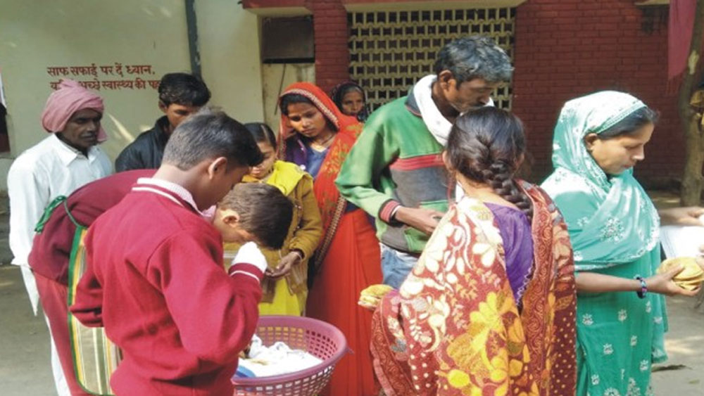 আর সবচেয়ে বড় বিষয় হল টিফিন শেয়ার করা বা অভুক্তদের মুখে খাবার তুলে দেওয়ার বিষয়ে পড়ুয়াদের থেকেই প্রথম প্রস্তাব আসে।