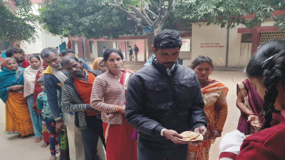 পড়ুয়াদের এই উদ্বেগ স্কুলের প্রিন্সিপ্যাল-শিক্ষকদেরও ভাবিয়ে তোলে। শেষে পড়ুয়াদের সঙ্গে আলোচনা করে তাঁরা স্থির করেন, ১৬ অক্টোবর বিশ্ব খাদ্য দিবসের দিন অভুক্তদের জন্য খাবারের ব্যবস্থা করা হবে।