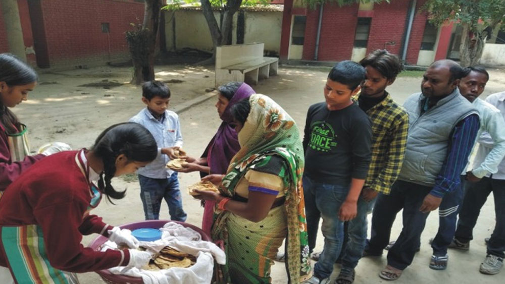কিন্তু কী ভাবে রূপায়িত হবে সেই পরিকল্পনা? স্কুলেই ফুড ব্যাঙ্ক তৈরি করার পরিকল্পনা নেন তাঁরা।