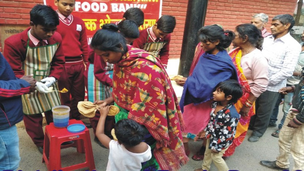 তবে শুধু ১৬ অক্টোবরই নয়, সেই দিন থেকেই প্রত্যেক পড়ুয়া তাদের টিফিন থেকে একটা রুটি শেয়ার করতে শুরু করে। সেই রুটি পৌঁছে যায় স্কুলের কাছের একটি হাসপাতালের বাইরে।