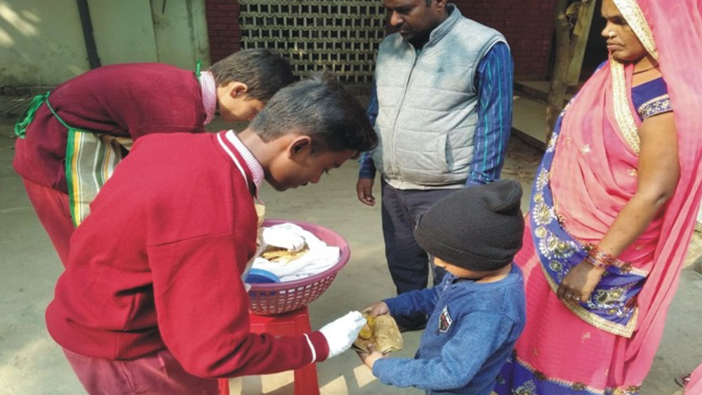 এর জন্য প্রতি ক্লাসে একজন করে মনিটর স্থির করে দেন শিক্ষকরা। স্কুলের প্রথম ক্লাস শুরু হওয়ার আগেই সমস্ত পড়ুয়া একটা করে রুটি ক্লাস মনিটরকে দিয়ে দেয়। মনিটর সেটা ক্লাস-টিচারের কাছে জমা করে।