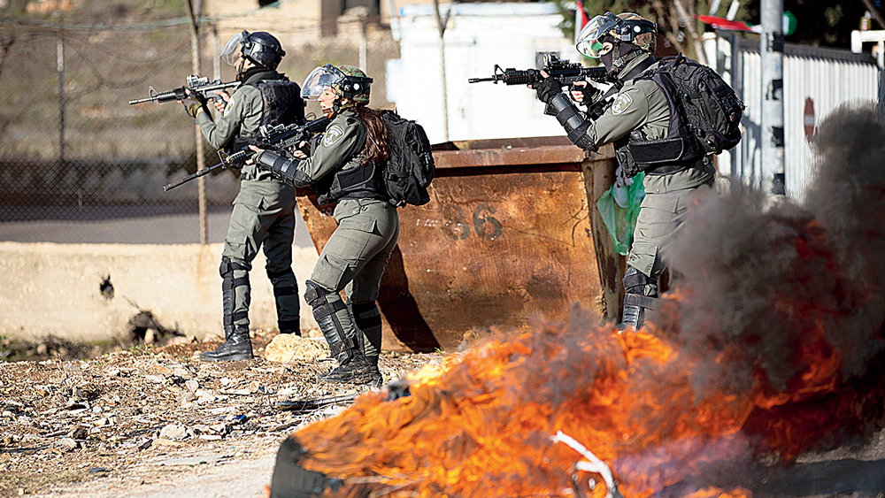 শুধু তা-ই নয়, পরিস্থিতি এমন পর্যায়ে এসে দাঁড়িয়েছে যে, ইজ়রায়েল বাহিনীও মনে করছে, হামাসের হাতে যাঁরা এখনও বন্দি, সামরিক অভিযানে নয়, তাঁদের উদ্ধার সম্ভব এক মাত্র কূটনৈতিক হস্তক্ষেপের মাধ্যমেই। 