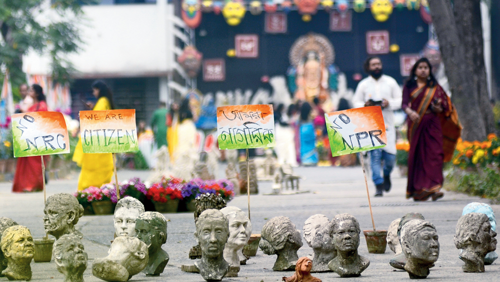 দাবি-পথ: সরস্বতী পুজোর সজ্জাতেও এনআরসি-প্রতিবাদের ছোঁয়া। বুধবার, রবীন্দ্রভারতী বিশ্ববিদ্যালয়ের বিটি রোড ক্যাম্পাসে। ছবি: সজল চট্টোপাধ্যায়