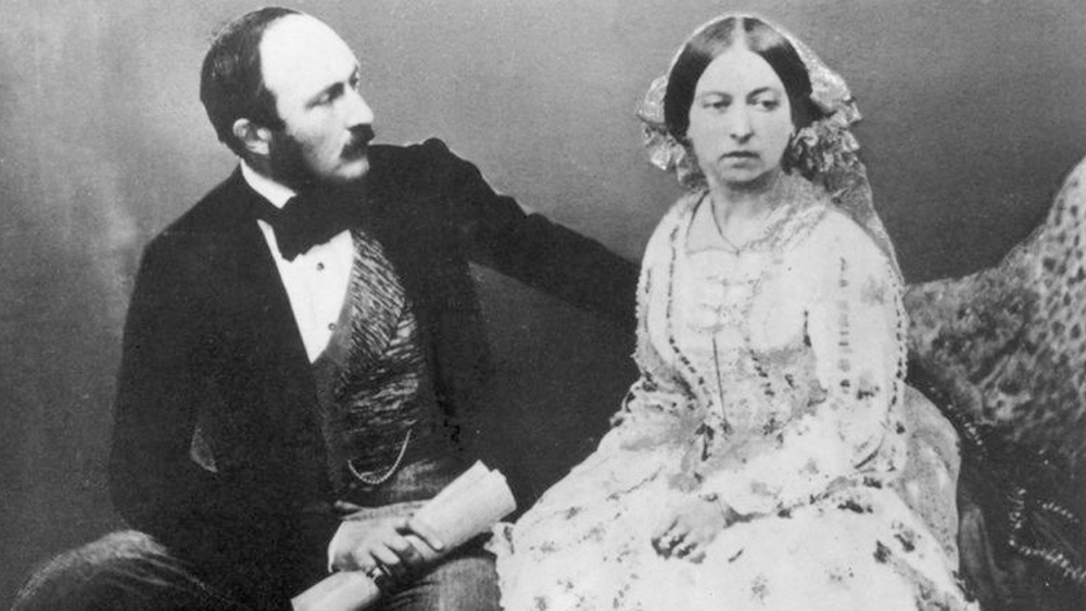 এই বাড়ির মালিক ছিলেন ব্রাহ্ম নেতা কেশবচন্দ্র সেনের ঠাকুরদা রামকমল সেন। তিনি ১৮৭৬ খ্রিস্টাব্দের ২৫ এপ্রিল এই বাড়িতে প্রতিষ্ঠা করলেন ‘অ্যালবার্ট ইনস্টিটিউট’। রামকমল ছিলেন হিন্দু কলেজের ম্যানেজার। তার আগেই তিনি তাঁর বাসভবনের নাম দিয়েছিলেন ‘অ্যালবার্ট হল’। রানি ভিক্টোরিয়ার স্বামী অ্যালবার্ট, প্রিন্স কনসর্টের নামেই এই নামকরণ। বাড়ির দোতলায় থাকতেন হিন্দু কলেজের (আজকের প্রেসিডেন্সি বিশ্ববদ্যালয়) প্রথম অধ্যক্ষ ক্যাপ্টেন ডি এল রিচার্ডসন। বিশাল বাগানবাড়ি কেলসল হাউজ ছেড়ে তিনি এই বাড়িতে থাকতে এসেছিলেন।