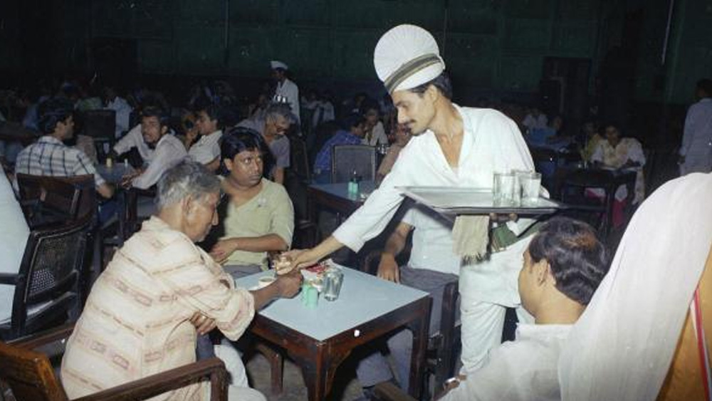 কিন্তু এই অধিগ্রহণ-ব্যবস্থায় সন্তুষ্ট ছিল না চোরবাগানের মল্লিক পরিবার। নব্বইয়ের দশকে প্রকাশ্য সংঘাতের আকার নেয় মালিক পক্ষের সঙ্গে সমবায়ের মতবিরোধ। ১৯৮৬ সালের সংশোধিত জমি অধিগ্রহণ আইনে বিপাকে পড়ে সমবায় সংস্থা। এই আইনের পরিপ্রেক্ষিতে ১৯৯২ সালে কোর্টের রায়ে কফি হাউস বন্ধ হওয়ার উপক্রম হয়।