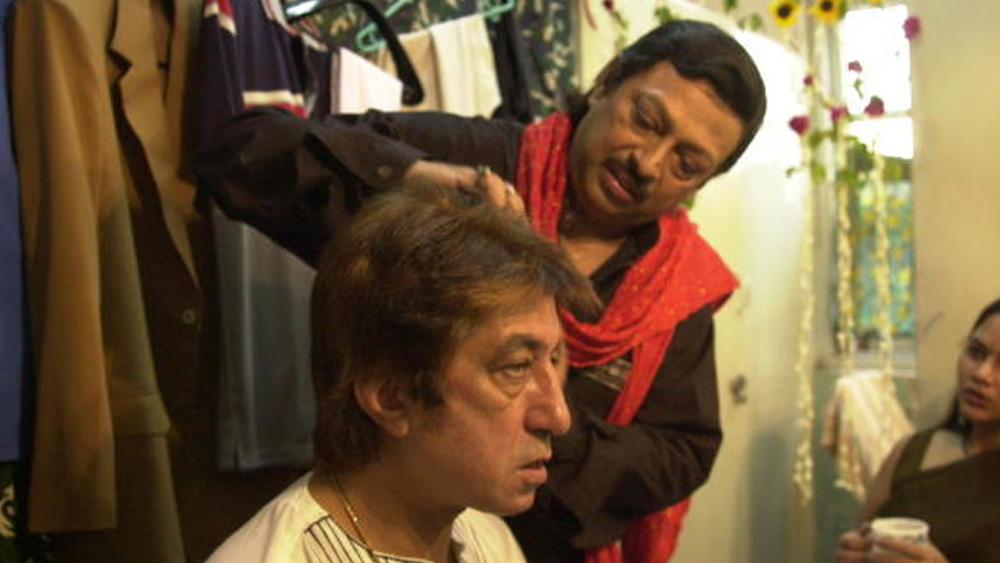 নব্বইয়ের দশকে শক্তি কপূর নিজেকে সরিয়ে নেন বিদূষকের ভূমিকাতেই। ভিলেনের মতো কমেডিয়ান হিসেবেও সমান সফল তিনি। ‘রাজা বাবু’, ‘ইনসাফ’, ‘আন্দাজ আপনা আপনা’, ‘তোফা’, ‘চালবাজ’, ‘বোল রাধা বোল’ ছবিতে কমেডিয়ান হিসেবে তাঁর অভিনয় উজ্জ্বল।