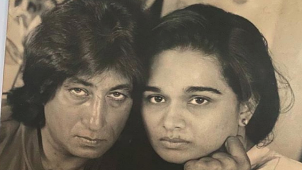 ছবিতে অভিনয়ের পাশাপাশি নায়িকা শিবাঙ্গী মন জিতে নিলেন ছবির খলনায়ক শক্তি কপূরের। দু’জনেই তখন ইন্ডাস্ট্রিতে। সম্পর্ক গাঢ় হতে সময় লাগেনি। ছবিটি বক্স অফিসে মুখ থুবড়ে পড়লেও শক্তি-শিবাঙ্গী সম্পর্ক রয়ে গেল বরাবরের জন্য।