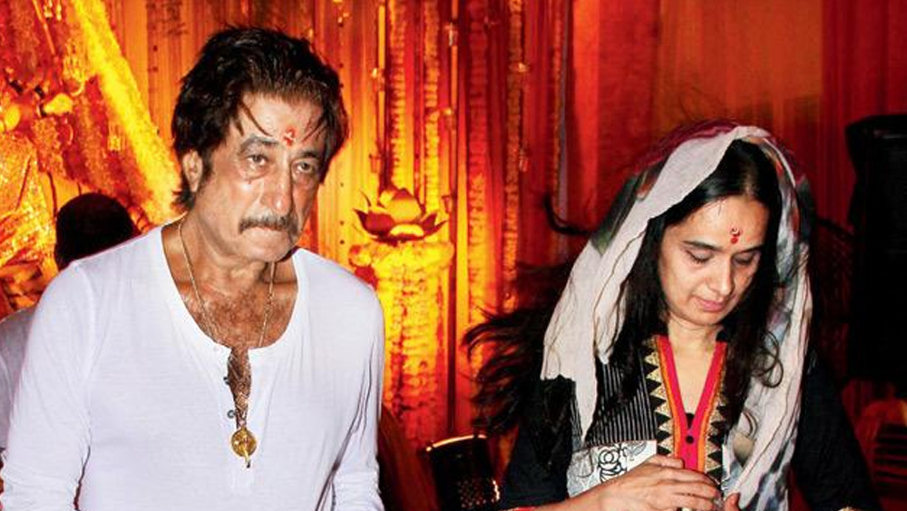 এই বিচ্ছেদ চলেছিল বেশ কয়েক বছর। সময়ের সঙ্গে সঙ্গে শক্তি কপূর প্রতিষ্ঠিত হন ইন্ডাস্ট্রিতে। শিবাঙ্গীও ততদিনে সিদ্ধান্ত আর শ্রদ্ধার মা। এ বার আর তাঁদের থেকে মুখ ঘুরিয়ে থাকতে পারেনি কোলাপুরী পরিবার। সেখানে নিজের হারানো জায়গা ফিরে পান বাড়ির বড় মেয়ে শিবাঙ্গী।