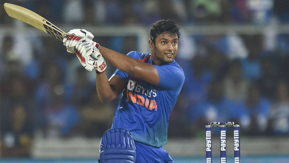 শিবম দুবে — দিনকয়েক আগেই তিনি জানিয়ে দিয়েছেন হার্দিক পাণ্ড্য তাঁর প্রতিদ্বন্দ্বী নন। নিজের খেলায়  উন্নতি ঘটাতে তিনি। লম্বা ছক্কা হাঁকাতে দক্ষ  শিবম দুবে। বল হাতে কোটা শেষ করতে চান। এগিয়ে আসছে টি টোয়েন্টি বিশ্বকাপ। সেই কারণেই যা সুযোগ পাবেন, তার সদ্ব্যবহার করতে চান শিবম দুবে। শ্রীলঙ্কার বিরুদ্ধে দুবে কেমন খেলেন সেটাই দেখার।