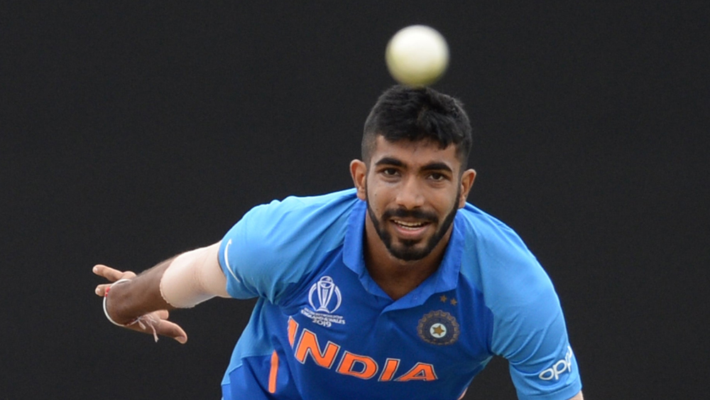 যশপ্রীত বুমরা— চোট সারিয়ে মাস চারেক পরে প্রত্যাবর্তন ঘটছে বুমরার। কেমন ছন্দে রয়েছেন, তার ইঙ্গিত দিয়েছেন প্র্যাকটিসেই। শ্রীলঙ্কার ব্যাটসম্যানরা তাঁকে কী ভাবে সামলান সেটাই দেখার।