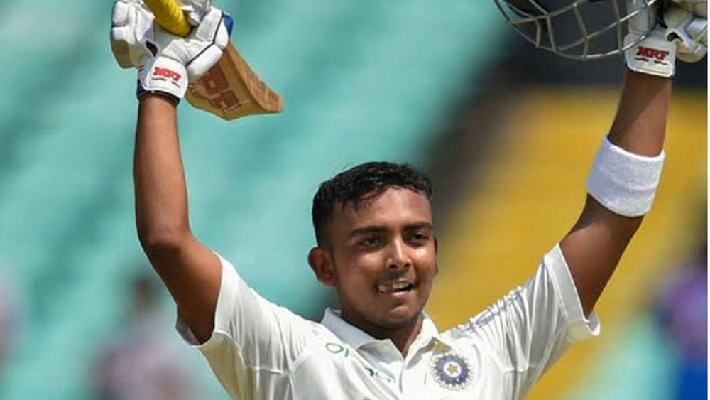 পৃথ্বী শ: ঘরোয়া ক্রিকেটে দারুণ পারফরম্যান্সই ঠিক করে দিয়েছিল ওপেনিং ব্যাটসম্যান পৃথ্বী বড় মঞ্চের খেলোযাড়। অনূর্ধ্ব ১৯ জাতীয় দলের অধিনায়ক ছিলেন তিনি। সচিন তেন্ডুলকরের পর তিনিই কনিষ্ঠতম ভারতীয়, যিনি টেস্ট ডেবিউ করেন এবং শতরান করেন। ডোপ টেস্টে ধরা পড়ে আট মাসের জন্য ছিলেন নির্বাসিত। সম্প্রতি ভারতীয় ক্রিকেট কন্ট্রোল বোর্ডের দেওয়া নির্বাসনের শাস্তি কাটিয়ে ফিরেছেন ঘরোয়া ক্রিকেটে। আর ফিরেই রঞ্জিতে ডাবল সেঞ্চুরি করেছেন।