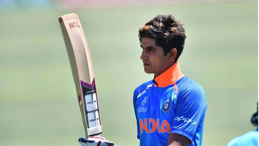 শুভমন গিল: অনূর্ধ্ব ১৯ বিশ্বকাপে দুর্দান্ত ফর্মে ছিলেন শুভমন গিল। তারপরই কলকাতা নাইট রাইডার্সের দলে সুযোগ পান তিনি। এই মুহূর্তে তিনি ভারতের এ দলের সঙ্গে নিউজিল্যান্ড সফরের প্রস্তুতি নিচ্ছেন। ভারতের সিনিয়র টিমের নজরেও রয়েছেন। তবে শুক্রবার রঞ্জি ম্যাচে শুভমন গিল আউট হয়েও ক্রিজ ছাড়তে চাননি। বরং আম্পায়ারের সঙ্গে তর্ক করে বিতর্কে জড়িয়েছেন।