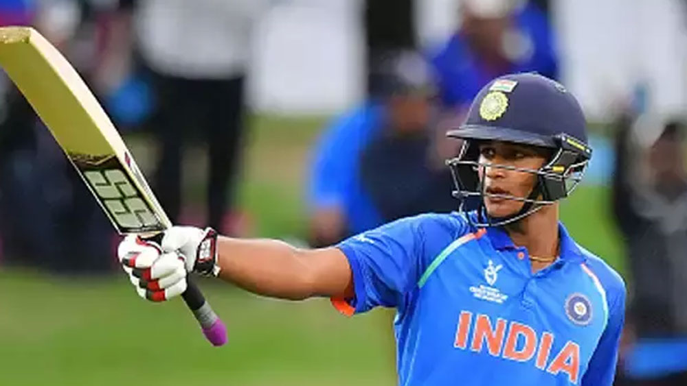 মনজ্যোৎ কালরা: দিল্লির এই বাঁ হাতি হার্ডহিটার ওপেনার মিডিয়াম পেস বোলিংও করেন। অনূর্ধ্ব ১৯ বিশ্বকাপে ভারতের অনবদ্য জয়ের নেপথ্যে গুরুত্বপূর্ণ অবদান যাঁর, তাঁর নাম মনজ্যোত্ কালরা। কালরার ১০১ রানের অপরাজিত ইনিংসের সৌজন্যেই ফাইনালে অস্ট্রেলিয়াকে ৮ উইকেটে হারিয়ে দেয় ভারত। সম্প্রতি বয়স ভাঁড়ানোর অপরাধে এক বছরের জন্য রঞ্জি ট্রফি থেকে তাঁকে নির্বাসিত করেছে দিল্লি ক্রিকেট সংস্থার (ডিডিসিএ) অম্বাডসমান।