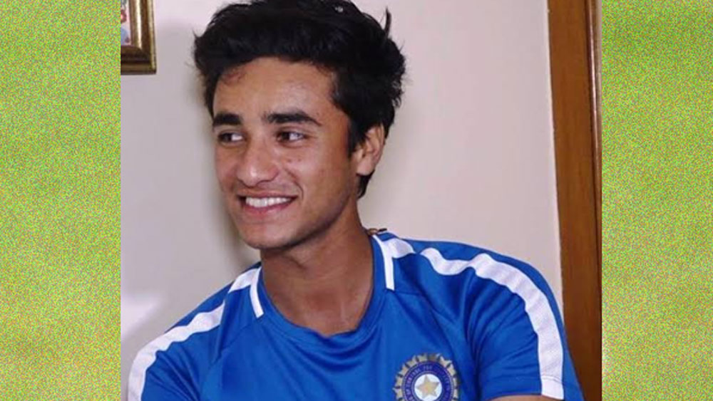 অভিষেক শর্মা: অনূর্ধ্ব ১৯ বিশ্বকাপের জাতীয় দলে স্পিন বিভাগের দায়িত্ব সামলেছিলেন অভিষেক শর্মা। পৃথ্বীর নাম সামনে আসার আগে তাঁকে দলের অধিনায়ক করার কথা ভেবেছিলেন কর্তারা। ২০১৮ সালে দিল্লি ক্যাপিটালস এবং ২০১৯ সালে সানরাইজারস হায়দরাবাদের হয়ে আইপিএল খেলেন তিনি।