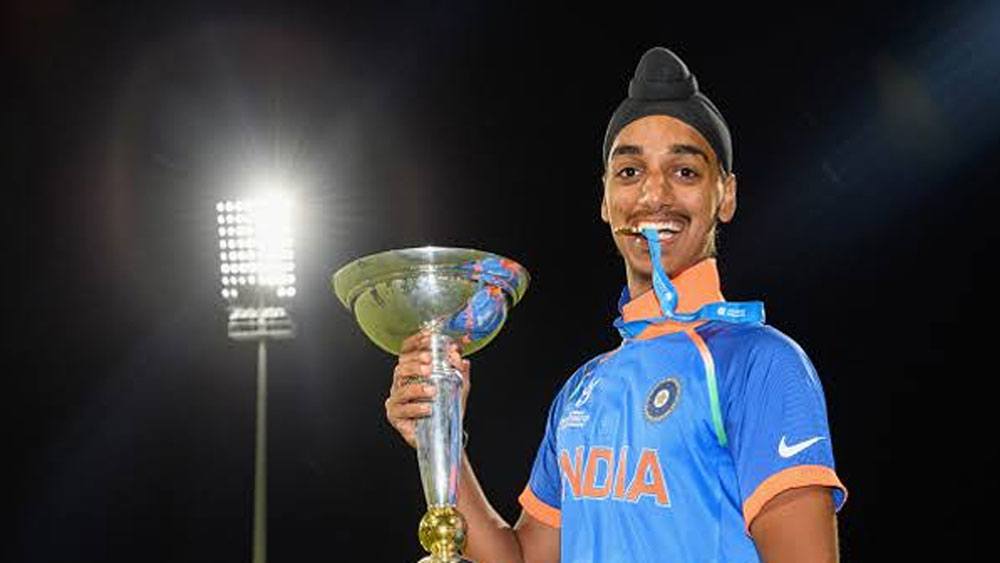 অর্শদীপ সিংহ: ৬ ফুট ২ ইঞ্চির এই পেসার বেশ ভাল ফর্মে ছিলেন বিশ্বকাপে। মুম্বইয়ে চ্যালেঞ্জার্স ট্রফির একটি ম্যাচে ১৪০ কিলোমিটার গতিতে বল করে চমকে দিয়েছিলেন তিনি। তবে অনূর্ধ্ব ১৯ বিশ্বকাপের পর তেমন কিছু প্রভাব ফেলতে পারেননি তিনি। এর পর পঞ্জাবের হয়ে একটি মাত্র রঞ্জি খেলেছেন তিনি। ২০১৯ আইপিএলে কিংস ইলেভেন পঞ্জাবের হয়েও তেমন কিছু করতে পারেননি তিনি।