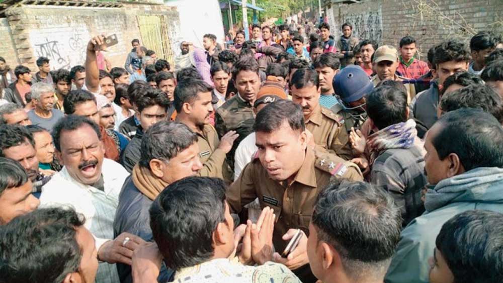 এভাবেই পরিস্থিতি সামাল দিচ্ছে পুলিশ হিমশিম খায় পুলিশ। নিজস্ব চিত্র