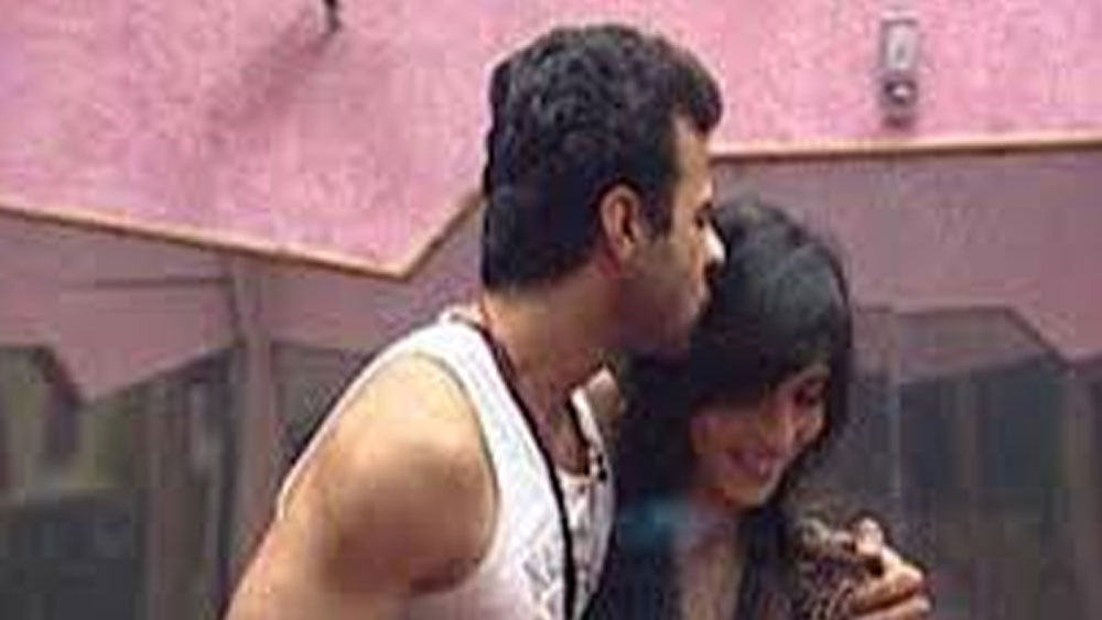 আরিয়ান বৈদ্য-অনুপমা চোপড়া: এই দুই প্রতিযোগীর মধ্যে সম্পর্কটা ভাঙাগড়ার খেলার মতো। বিগ বস সিজন ১-এর প্রতিযোগী ছিলেন তাঁরা। তার আগে থেকেই অবশ্য একে অপরকে চিনতেন। দু’জনেই একসময় ডেট করেছিলেন। তার পর তাঁদের ব্রেকআপ হয়। কিন্তু বিগ বসের ঘরে দু’জনের মধ্যে নতুন করে প্রেম জেগে ওঠে। তবে সেটাও বেশি দিন স্থায়ী হয়নি। শো শেষ হতেই বাইরে বেরিয়ে আবার ব্রেক আপ।