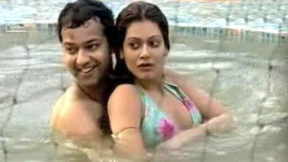 পায়েল রোহতগি-রাহুল মহাজন: বিগ বস সিজন ২-এ যে ভাবে ঘনিষ্ঠ হয়ে গিয়েছিলেন তাঁরা, তাতে অনেকেই ভেবে নিয়েছিলেন, বিগ বস শেষ হয়ে গেলেও তাঁদের সম্পর্ক ভাঙবে না। কিন্তু তেমন কিছুই হল না। বিগ বসের ওই মরশুমের সঙ্গে তাঁদের অন্তরঙ্গ সম্পর্কও শেষ হল। তার পর থেকে দু’জনকে আর একসঙ্গে দেখা যায়নি।