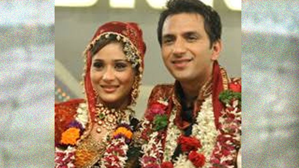 সারা খান-আলি মার্চেন্ট: শুধু প্রেমেই থেমে থাকেননি বিগ বস ৪-এর এই জুটি। অনেক পা এগিয়ে বিগ বসের ঘরেই বিয়ে করে নেন তাঁরা। রীতিমতো সমস্ত নিয়ম মেনে অনুষ্ঠান করে বিয়ে করেন। কিন্তু বিগ বস ৪ শেষ হয়ে যাওয়ার পর জানা যায়, সবটাই টিআরপি-র জন্য। বিয়ের জন্য নাকি তাঁদের আলাদা করে ৫০ লাখ টাকা দিয়েছিলেন কর্তৃপক্ষ।