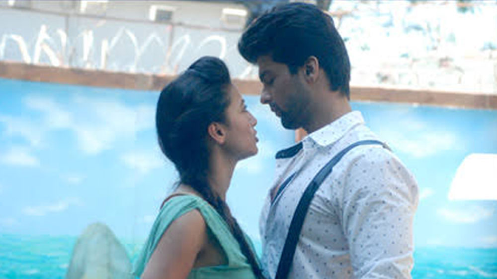 গওহর খান-কুশল টন্ডন: বিগ বস সিজন ৭-এর প্রতিযোগী। তাঁদের মধ্যে এতটাই ঘনিষ্ঠ সম্পর্ক ছিল যে, এক সময় গওহরের প্রতি কেউ কুমন্তব্য করলে তাঁর সঙ্গে গোলমাল বেধে যেত কুশলের। গওহরের জন্য প্রতিবাদ করে এবং অন্য এক প্রতিযোগীর সঙ্গে হাতাহাতির পর্যায়ে পৌঁছে বিগ বসের ঘর থেকেই বিতারিত হয়েছিলেন কুশল। বিগ বসের ঘরের বাইরেও দু’জনে অনেক দিন ডেট করেছেন। তবে তার পর আর তাঁদের সম্পর্ক ছিল না।