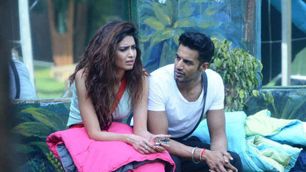 উপেন পটেল-করিশ্মা তন্না: বিগ বস সিজন ৮-এর প্রথম দিকেই তাঁদের প্রেম শুরু হয়। এক চাদরের তলায় তাঁদের দু’জনের উপস্থিতি বাইরের জগতে খুব শোরগোল ফেলে দিয়েছিল। বিগ বস শেষ হয়ে যাওয়ার পরও তাঁরা একসঙ্গেই ছিলেন। ‘নাচ বালিয়ে’-তেও জুটি হিসাবে অংশ নিয়েছিলেন।