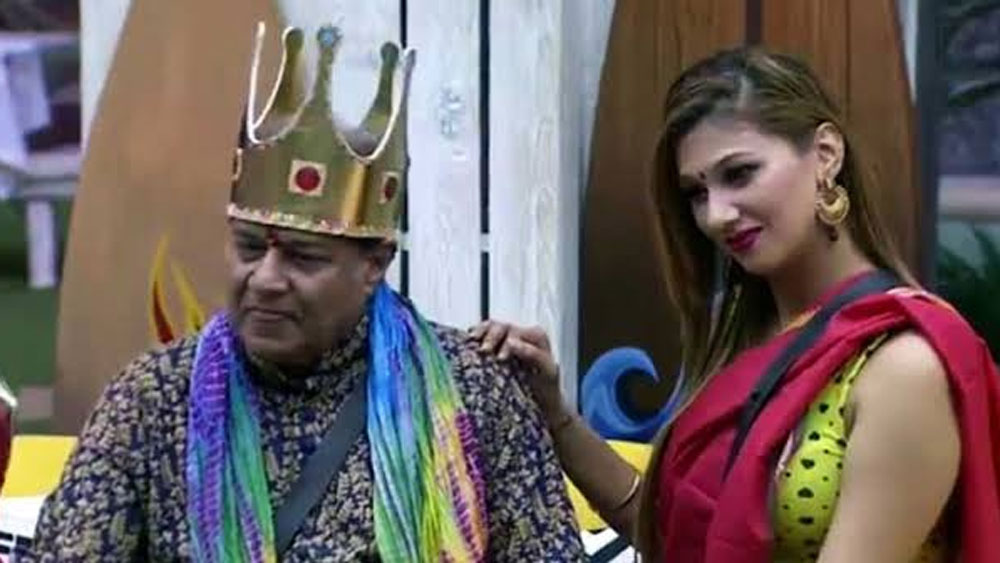 জসলিন মাথারু-অনুপ জালোটা: তাঁরা ছিলেন গুরু-শিষ্য। কিন্তু বিগ বস সিজন ১২-এ তাঁরা হয়ে উঠেছিলেন প্রেমিক-প্রেমিকা। ভজন গুরু অনুপ জালোটা এবং তাঁর চেয়ে ৩৭ বছরের ছোট গার্লফ্রেন্ড জসলিনকে নিয়ে কম বিতর্ক হয়নি! কিন্তু বিগ বসের ঘর ছাড়ার পর পরই অনুপ জালোটা জানান, এটা একটা পাবলিসিটি স্টান্ট ছিল। তাঁদের মধ্যে কেবল শিক্ষক-ছাত্রীর সম্পর্কই রয়েছে।