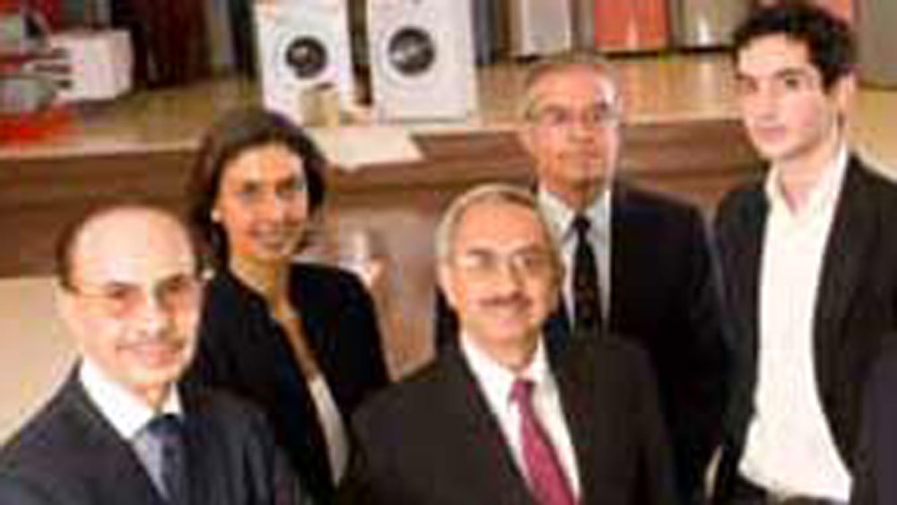 গোদরেজ পরিবার: রিয়েল এস্টেট থেকে বৈদ্যুতিন সামগ্রী, গোদরেজ পরিবারের ১২ হাজার কোটি মার্কিন ডলারের সাম্রাজ্য গড়ে উঠেছে তিলে তিলে। এশিয়া, আফ্রিকা এবং দক্ষিণ আমেরিকাতেও রীতিমতো জাঁকিয়ে বসেছে তারা। তবে সম্পত্তি নিয়ে পারিবারিক দ্বন্দ্বের খবরে অস্বস্তি বেড়েছে এই শিল্পপতি পরিবারের।