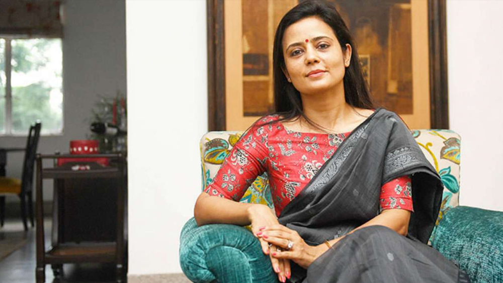 মহুয়া মৈত্র: ব্যাঙ্কার হিসাবে জেপি মরগ্যানে কাজ করেছেন এক সময়। সেখান থেকে অল্প সময়ের মধ্যেই দুঁদে রাজনীতিক হিসাবে নিজেকে প্রতিষ্ঠিত করেছেন কৃষ্ণনগরের তৃণমূল সাংসদ মহুয়া মৈত্র। সংসদে দাঁড়িয়ে কেন্দ্রীয় সরকারকেও একহাত নিতেও দেখা গিয়েছে তাঁকে। সোশ্যাল মিডিয়ায় তাঁর সেই সব ভিডিয়ো অত্যন্ত জনপ্রিয়।