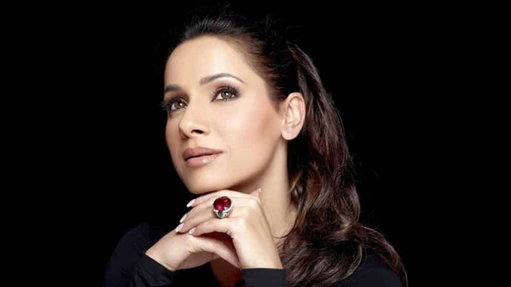 অভিনয় থেকে দূরে এখন জুয়েলারি জিজাইনিং আর সংসার নিয়ে ব্যস্ত আটের দশকের এই হার্টথ্রব। নায়িকা পরিচয়ের পাশাপাশি ব্যবসায়ী হিসেবেও সাফল্য পেয়েছেন নীলম কোঠারি সোনি।  (ছবি: ফেসবুক)