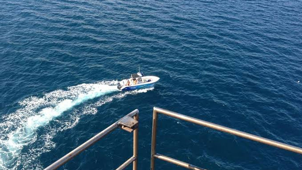 এই হোটেলে আস্তানা গড়তে হলে মূল ভূখণ্ড ছাড়িয়ে ৩২ মাইল দূরে যেতে হবে, বা উড়ে যেতে হবে কোনও হেলিকপ্টারে। কারণ স্থলপথের সঙ্গে এই হোটেলের কোনও যোগ নেই।